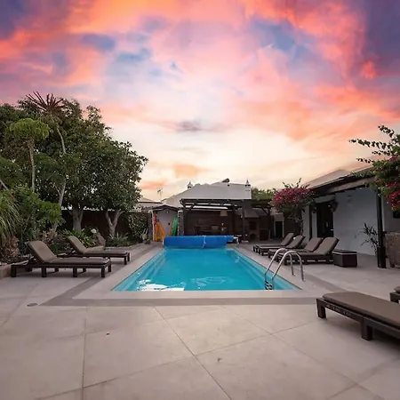 Casa De La Luna Willa Tías